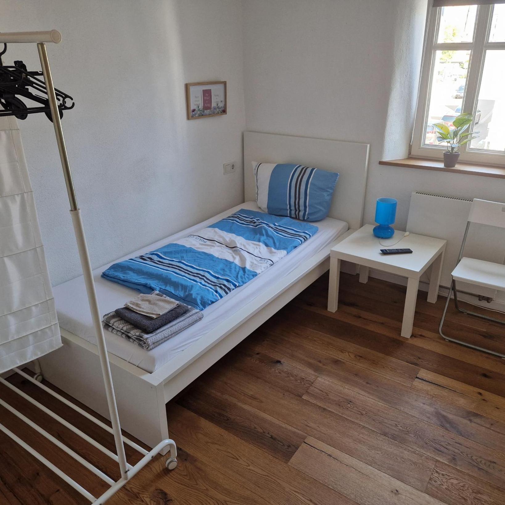 Apartments & Moeblierte Zimmer In Kahl Am Main, Kontaktloser Self Check-In, W-Lan, Schreibtisch, Duschbad, Kuechenzeile, Pkw-Plaetze Szoba fotó